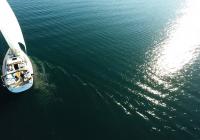 bateau à voile bateau à voile en mer réflexe solaire voilier